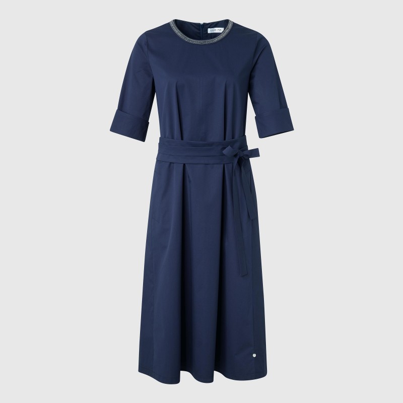 Kleid mit verziertem Rundhals und 3/4 mit Schlitz von LOUIS and MIA
