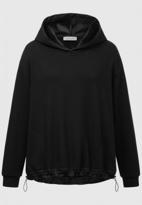 Schwarzer Pullover mit Kapuze