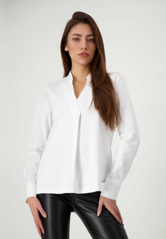 Weiße Bluse mit V-Ausschnitt und Stehkragen von LOUIS and MIA